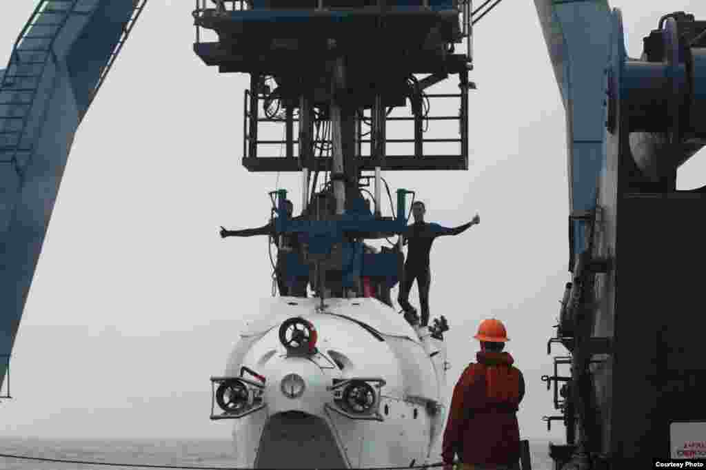 Submersible Alvin about to be launched from the back deck of the R/V Atlantis, Costa Rica Margin. (V. Orphan)
