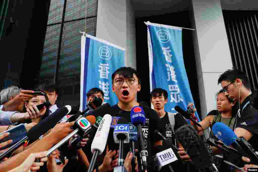 香港民主组织众志副主席郑家朗在黄之锋被捕后对媒体讲话。(2019年8月30日)