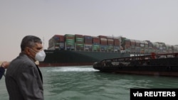 Osama Rabie, Ketua Otoritas Terusan Suez, memantau situasi di dekat kapal kontainer terdampar Ever Given, salah satu kapal kontainer terbesar di dunia, setelah kandas, di Terusan Suez, Mesir, 25 Maret 2021. (Foto: via Reuters)