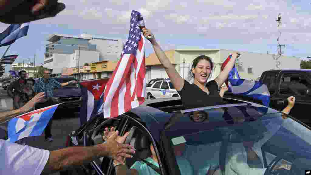 Jovens cubano-americanos nascidos no exílio celebram a morte de Fidel Castro, Miami, Florida, 26 Nov 2016 