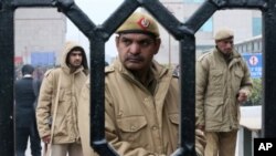 Polisi menjaga gedung pengadilan di New Delhi yang menggelar sidang kasus perkosaan (3/1). Masyarakat India menilai polisi lambat menolong korban perkosaan.
