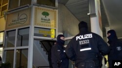 Polisi Jerman berjaga di pusat kebudayaan Islam 'Seituna' di Berlin, Jerman (26/11). 