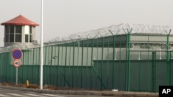 資料照片：新疆阿圖什市崑山工業園區邊的警衛樓和鐵絲網。 (2018年12月3日)
