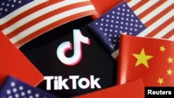 在中国和美国旗帜中的TikTok标识。（路透社2020年7月16日照片）