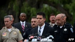 Asisten direktur FBI David Bowdich dalam sebuah konferensi pers di San Bernardino, California, 4 Desember 2015.