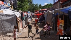 Tenda-tenda warga Haiti yang mengungsi akibat kekerasan geng tampak di sebuah kamp pengungsi di ibu kota Port-au-Prince. 