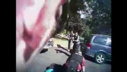 夏洛特警方公布警察随身摄像机上录下的斯科特被枪杀的视频(英文)