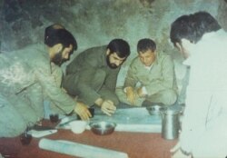 اکبر هاشمی رفسنجانی رئیس وقت مجلس در سالهای آخر، اختیارات زیادی از سوی آیت الله خمینی برای اداره جنگ یافت و محسن رضایی دستورات او را اجرا می‌کرد. عکس از رسانه‌های ایران.