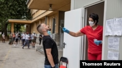 Arhiva - Uzimanje uzorka za testiranje na prisustvo koronavirusa, u Beogradu, 12. avgusta 2020.
