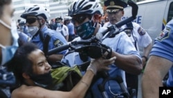 Sukob policije i demonstranata u Filadelfiji, tokom protesta zbog smrti Afroamerikanca Džordža Flojda, u subotu, 30. maja 2020.