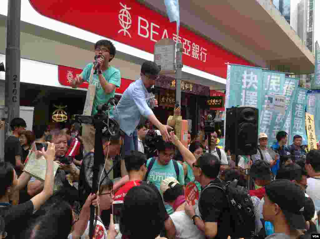數萬港人參加七一大游行誓言守護香港(美國之音海彥拍攝)