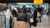 Para calon penumpang antre untuk check in penerbangan United American Airlines di Bandara Internasional Denver, Denver, 26 Desember 2021.