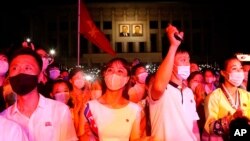 지난해 8월 28일 북한 평양에서 청년절을 맞아 열린 '청춘들아 받들자 우리 당을' 야외공연을 청년들이 관람하고 있다.