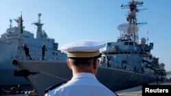 Seorang kapten Angkatan Laut Perancis di kapal fregat Montcalm milik AL Perancis bersandar pangkalan angkatan laut di Toulon, Perancis, 1 Agustus 2014.
