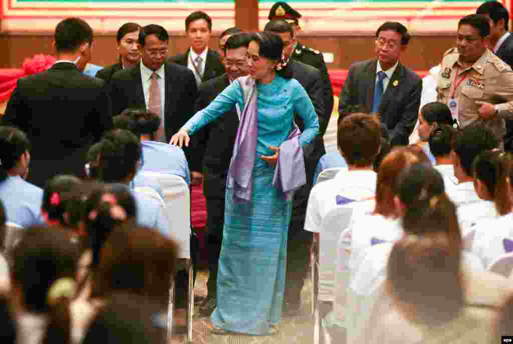 ဒေါ်အောင်ဆန်းစုကြည် ထိုင်းရောက် မြန်မာအလုပ်သမားတွေနဲ့ တွေ့ဆုံ