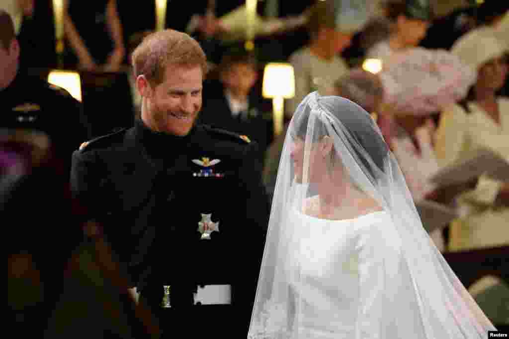 Prens Harry, babası Prens Charles'ı mihraba kadar eşlik ettiği müstakbel eşi Meghan Markle'a sevgi dolu bakışlarla bakarken