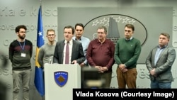 Premijer Kosova Aljbin Kurti, u prisustvu kosovskih privrednika, saopštava najavu kosovskih vlasti o ukidanju carina (Foto: Vlada Kosova)