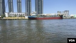 Vietnam could reduce carbon emissions by shifting from ground to water based transport, the World Bank said. (VOA/H. Nguyen) 