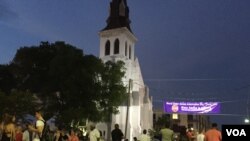 Orang-orang berkumpul di gereja Emanuel AME di Charleston, South Carolina, 19 Juni 2015. (Amanda Scott/VOA) 