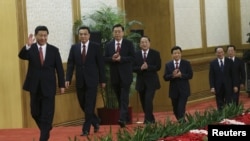 图中第二人为李克强，第六人为王岐山