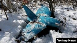 지난달 6일 한국 강원도 삼척의 한 야산에서 발견된 북한제 추정 무인항공기. 이 무인항공기는 지난 3일 주민의 신고로 수색 끝에 발견됐다. 