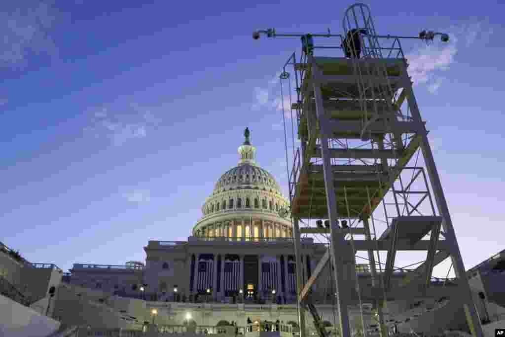 Solèy la leve dèyè Capitol la pandan repetisyon ap fèt nan seksyon wès la pou seremoni envestiti Prezidan-eli Donald Trump, 12 Janvye 2025.