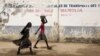 Dua anak perempuan berjalan di jalanan kota Maroua, Kamerun (foto: ilustrasi). 9 juta lebih anak perempuan Kamerun berusia 9 tahun ke atas berisiko mengidap kanker serviks. 