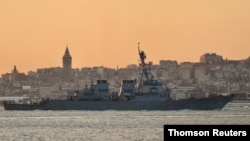 미 해군 구축함 포터함(USS Porter)이 터키의 이스탄불 해협에서 흑해로 진입하고 있다. 