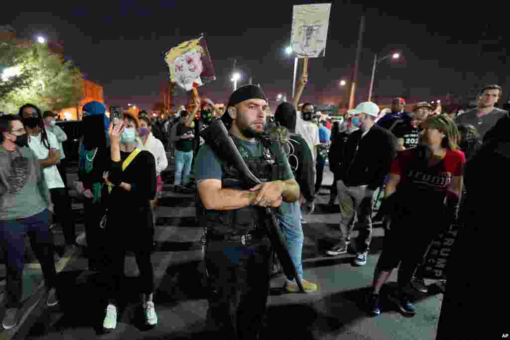 Balandi ba président Donald Trump basangani libanda ya bureau ya comté ya Maricopa, na Phoenix, 4 novembre 2020. (AP Photo/Matt York)