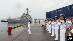 美國海軍太平洋艦隊的“阿利·伯克”級導彈驅逐艦“本福德”號（USS Benfold DDG-65）2016年8月8日訪問中國北海艦隊青島軍港。中國軍樂隊奏樂。 