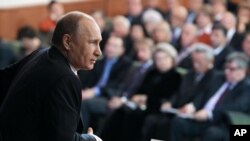 Presiden Rusia Vladimir Putin dalam pertemuan di Moskow, Senin (10/12). (Foto: RIA-Novosti)