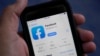 Aplikasi Facebook di layar sebuah smartphone di Surfside, Florida, 23 April 2021. (AP Photo/Wilfredo Lee/ilustrasi)