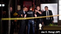 Investigadores no local do tiroteio de 31 de Março em Orange County, Califórnia