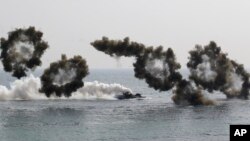 Kendaraan laut amfibi Korea Selatan dalam latihan militer gabungan tahunan Foal Eagle antara Korea Selatan dan AS di Pohang, bagian selatan Seoul (30/3). (AP/Lee Jin-man)