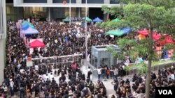 Thousands of parents and children gathered outside government headquarters across Hong Kong, protesting the launch of a "national education" program in city schools, September 3, 2012. (VOA - I. Broadhead)