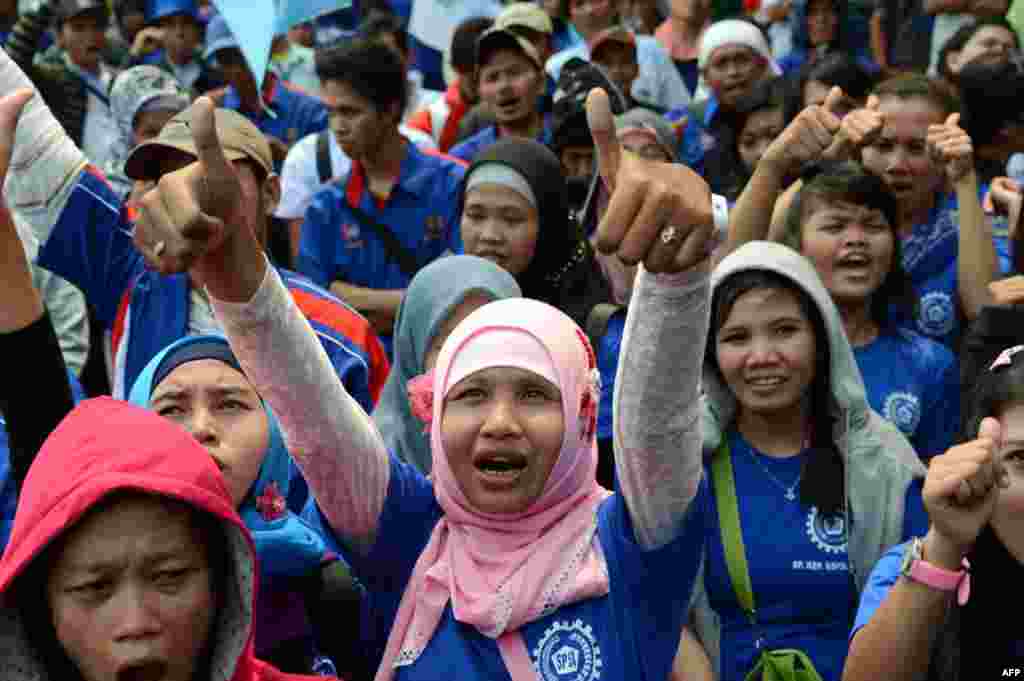 Pekerja dari berbagai kelompok buruh berdemonstrasi melawan 'outsourcing' untuk pekerja kontrak di Jakarta (3/10).