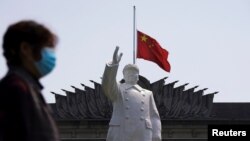 中國湖北武漢市在清明節這一天為新冠肺炎亡者降半旗。 （2020年4月4日）