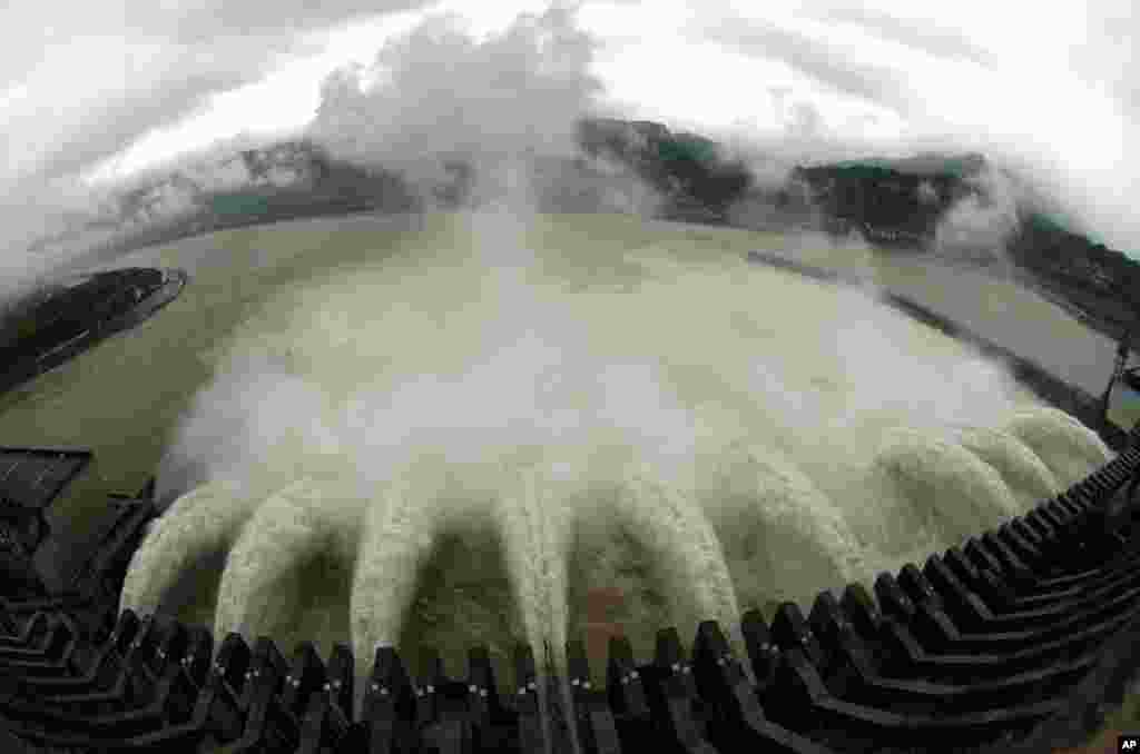 新华社提供的照片显示,2007年6月19日,湖北宜昌,由于长江上游降雨过多,入库水量太大,三峡大坝开闸放水,以降低水库的水位。三峡大坝是否加剧了下游地区涝灾旱灾的问题引起争议。一遇洪灾,大坝就受到质疑,官方民间各自解说。一个水库,各自表述。有些网民把为三峡工程辩护的学者专家蔑称为“砖家”。