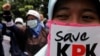 Para mahasiswa berunjuk rasa mendukung KPK, 3 November 2009. (Foto: Reuters)
