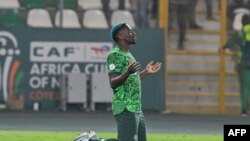 Defesa nigeriano Kenneth Omeruo, celebra a vitória no final do jogo das meias-finais do CAN 2023
Issouf SANOGO / AF