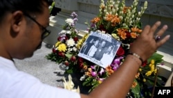 Seorang peserta doa bersama berdoa di tugu peringatan untuk para korban bom Bali 2002 dalam peringatan 17 tahun serangan teroris di Kuta, Bali, 12 Oktober 2019. (Foto: AFP)