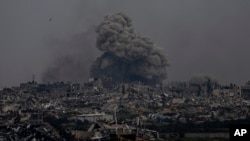 Asap dan ledakan membubung di Jalur Gaza, terlihat dari Israel selatan, 17 Maret 2024.