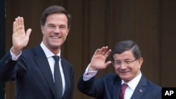 Perdana Menteri Turki Ahmet Davutoglu (kanan) dan Perdana Menteri Belanda Mark Rutte di Den Haag, Belanda, 10 Februari 2016.
