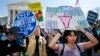Para pendukung hak aborsi melakukan aksi protes di depan gedung Mahkamah Agung AS di Washington DC (foto: dok). 