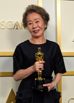 영화 '미나리'에 출연한 한국 배우 윤여정 씨가 25일 미국 로스앤젤레스에서 열린 제93회 아카데미 시상식에서 여우조연상을 수상했다. 한국 배우가 아카데미 연기상을 받은 건 이번이 처음이다.