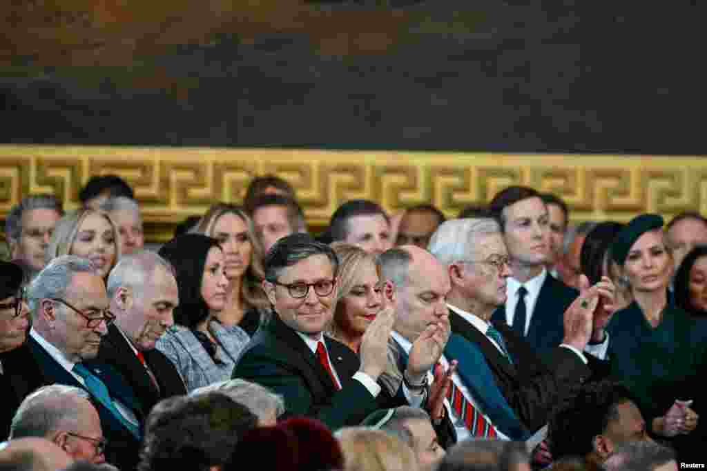 O presidente da Câmara Mike Johnson ouve o Presidente Donald J. Trump discursar após ter sido empossado como 47º Presidente dos Estados Unidos dentro da Rotunda do Capitólio dos EUA em Washington, a 20 de janeiro de 2025.