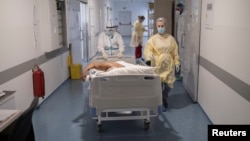 Medicinski radnici transportuju pacijenta obolelog od kovida 19, u kovid bolnici u Batajnici, 4. oktobra 2021. (Foto: Reuters/Marko Đurica)
