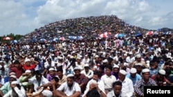 ကော့ဇ်ဘဇားရှိ ကုတုပလောင် ဒုက္ခသည်စခန်းတွင်းမှ ရိုဟင်ဂျာဒုက္ခသည်များ။ (သြဂုတ် ၂၅၊ ၂၀၁၉)