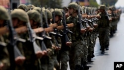 ARSIP - Serdadu-serdadu Turki mengambil bagian dalam parade militer tahunan yang menjadi puncak perayaan yang menandakan ulangtahun ke-42 invasi Turki tahun 1974 ke bagian utara Nicosia yang dikontrol Turki hari Rabu, 20 Juli 2016 (foto: AP Photo/Petros Karadjias)
