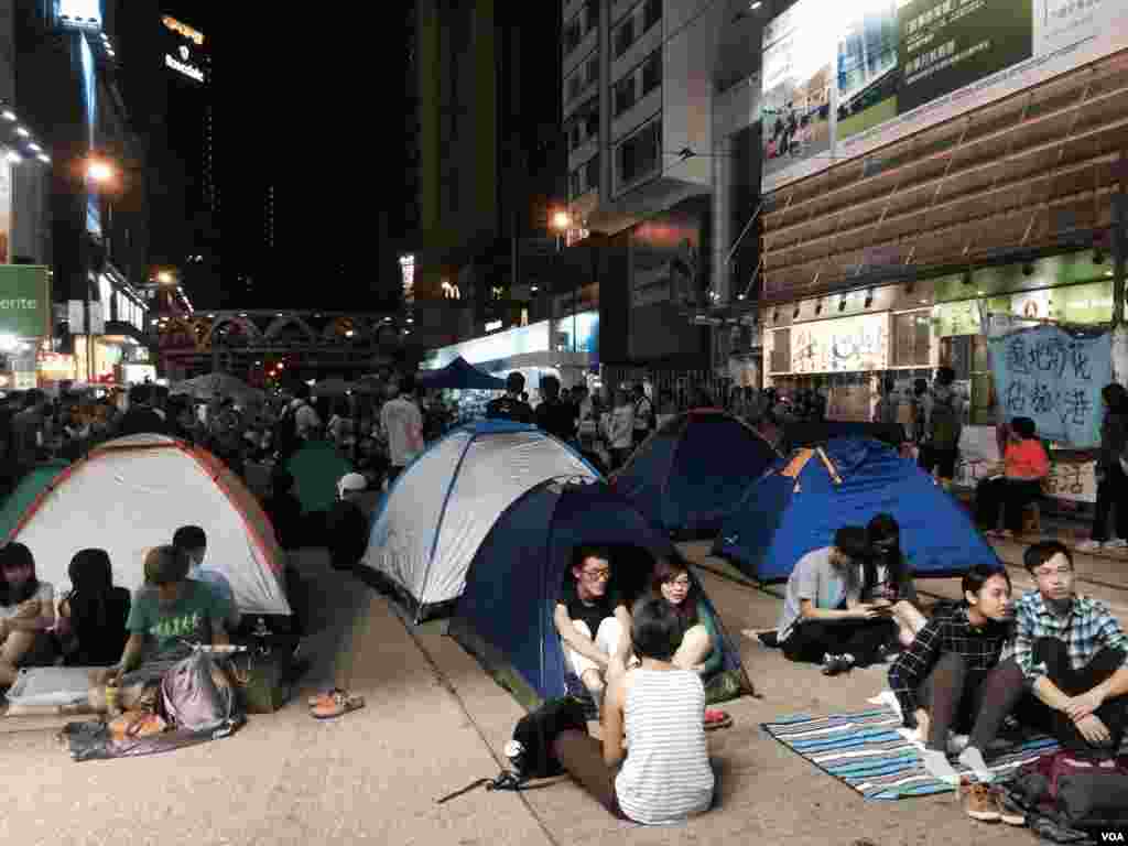 經過金鐘大會呼籲,10月10日晚上約11時,接近200名示威者留守金鐘,搭起多個帳篷。(美國之音湯惠芸攝)
